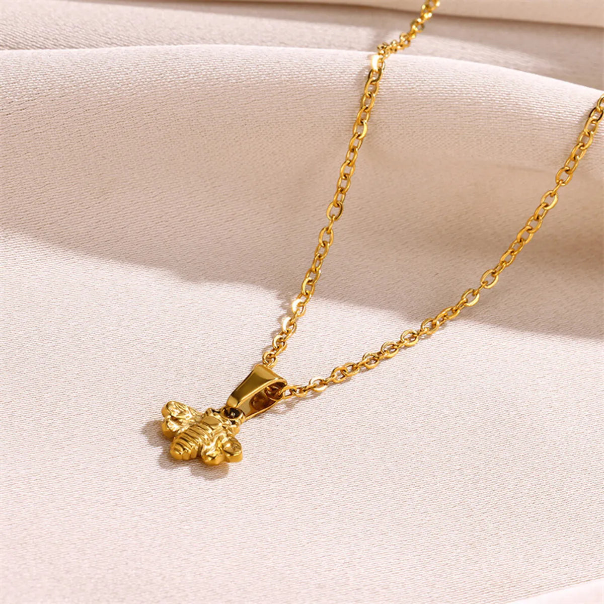 304 Stainless Steel 18K Gold Plated Simple Style Classic Style Plating Bee Pendant Necklace