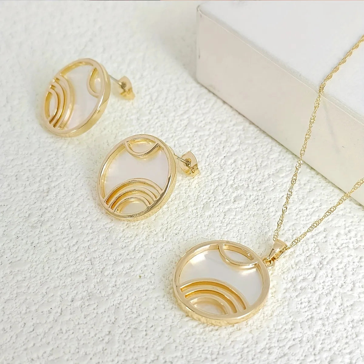 304 Stainless Steel Gold Plated Casual Simple Style Inlay Round Shell Jewelry Set