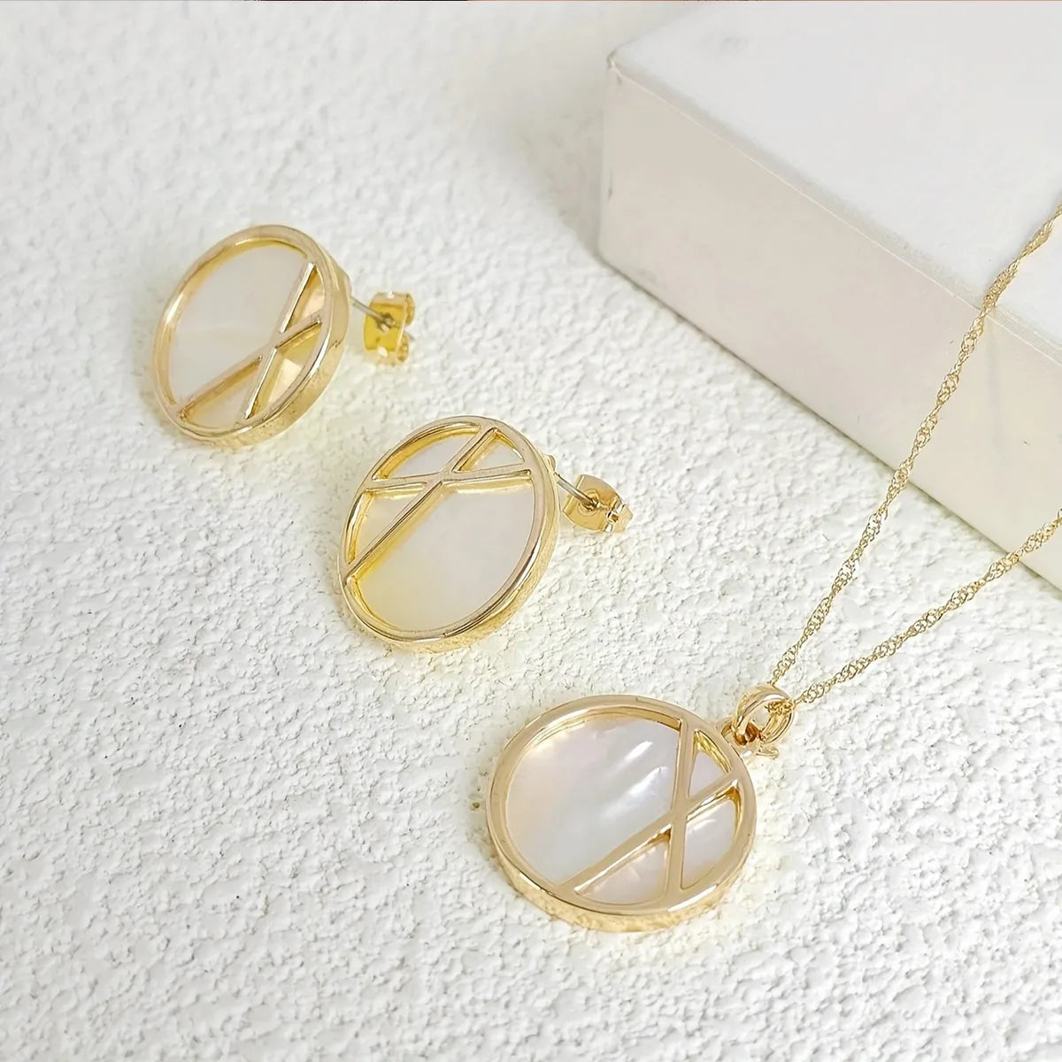 304 Stainless Steel Gold Plated Casual Simple Style Inlay Round Shell Jewelry Set