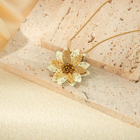 304 Stainless Steel Gold Plated Classical Romantic Sweet Plating Hollow Out Flower Pendant Necklace