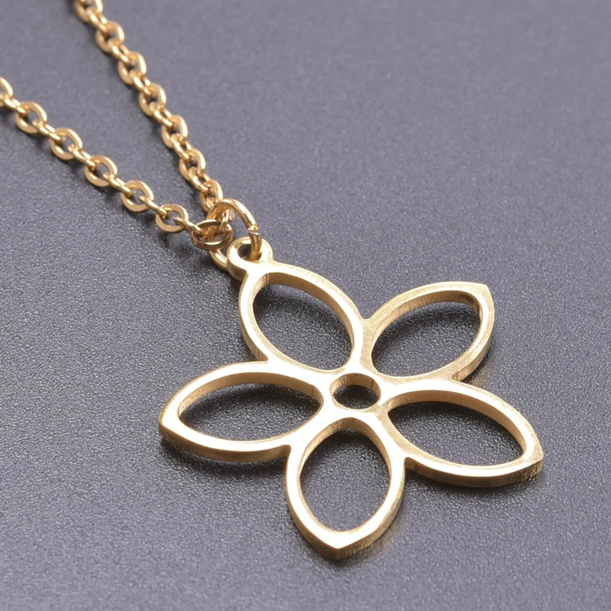 304 Stainless Steel Simple Style Plating Flower Pendant Necklace