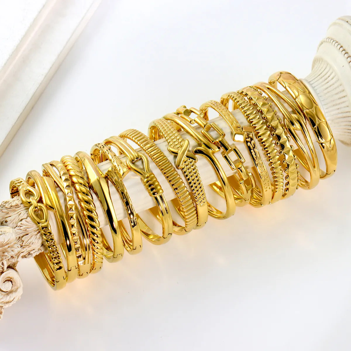 IG Style Elegant Classic Style Stripe Waves Knot 316L Stainless Steel  18K Gold Plated No Inlay Bangle In Bulk