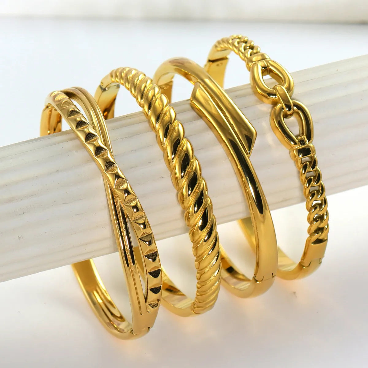 IG Style Elegant Classic Style Stripe Waves Knot 316L Stainless Steel  18K Gold Plated No Inlay Bangle In Bulk