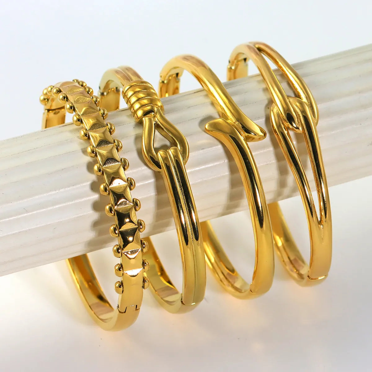 IG Style Elegant Classic Style Stripe Waves Knot 316L Stainless Steel  18K Gold Plated No Inlay Bangle In Bulk