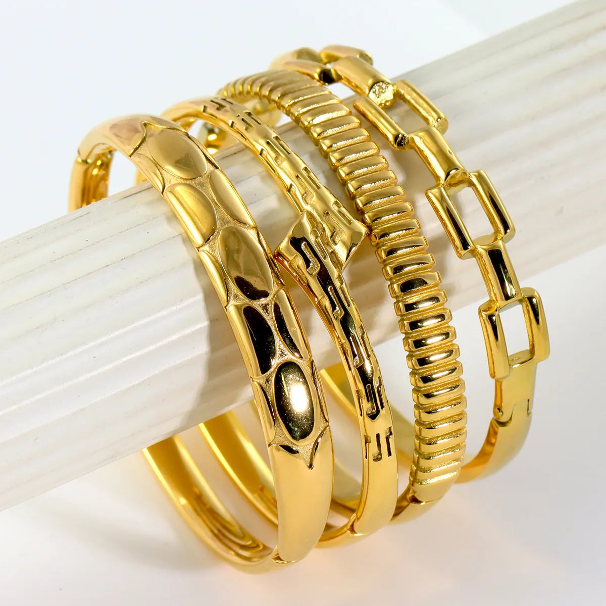 IG Style Elegant Classic Style Stripe Waves Knot 316L Stainless Steel  18K Gold Plated No Inlay Bangle In Bulk