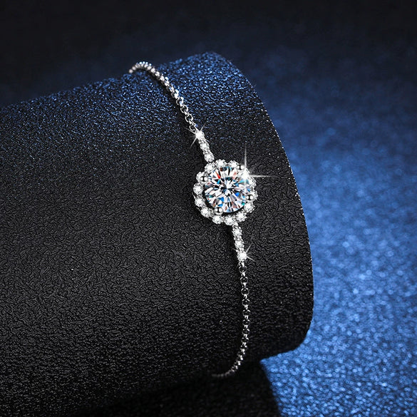 Adjustable Women's S925 Sterling Silver Daisy Bracelet With Platinum Plated Moissanite And Electroplating Treatment