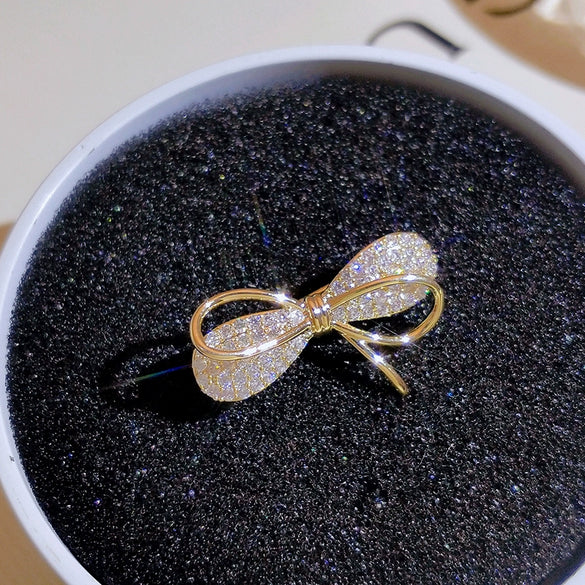 Alloy Antiglare Women's Shirt Collar Brooch Buckle With Flower Pattern And Electroplating Process