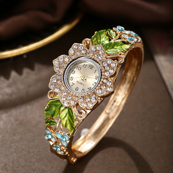 Alloy Bracelet Quartz Watch For Women With Round Dial Fashion Style