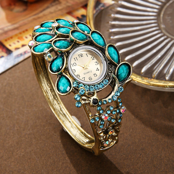 Alloy Bracelet Watch Women's Fashion Round Dial Diamondencrusted Peacock Quartz Hollow Design