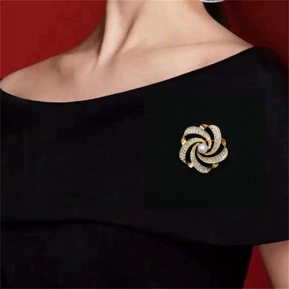 Alloy Brooch With Imitation Pearls And Flower Pattern Electroplated For Women