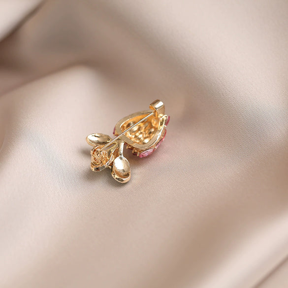 Alloy Carrot Antiglare Brooch Electroplated Women's Minimalist Fruit Style Suit Accessory