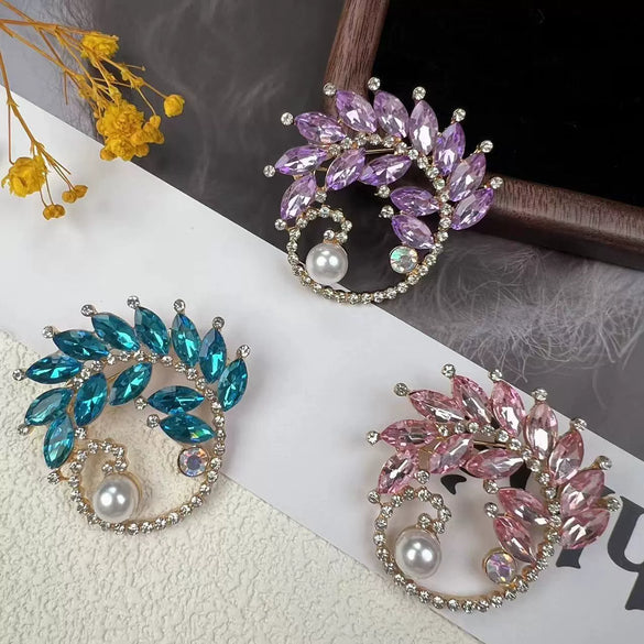 Alloy Crystal Brooch With Leaf Pattern And Electroplating Retro Feminine And Unisex Suit Accessory