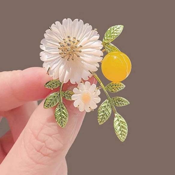 Alloy Daisy Flower Brooch For Women With Electroplating Treatment