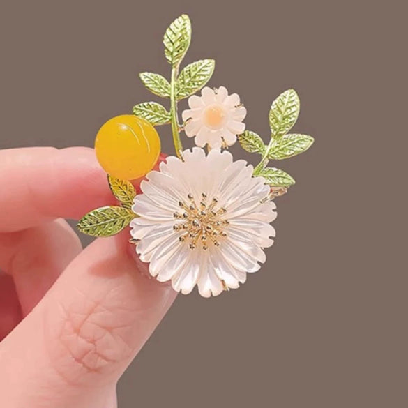 Alloy Daisy Flower Brooch For Women With Electroplating Treatment