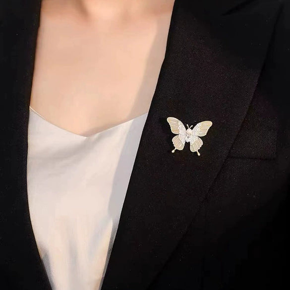 Alloy Diamond Pearl Butterfly Flower Brooch For Women With Electroplating Design
