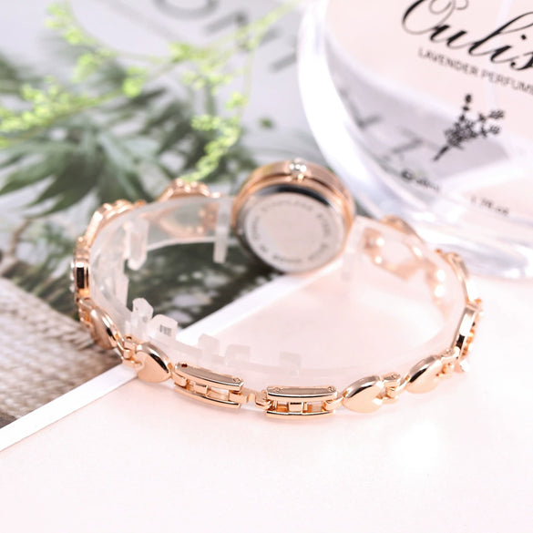Alloy Fashion Heart String Bracelet Women's Quartz Watch With Round Dial