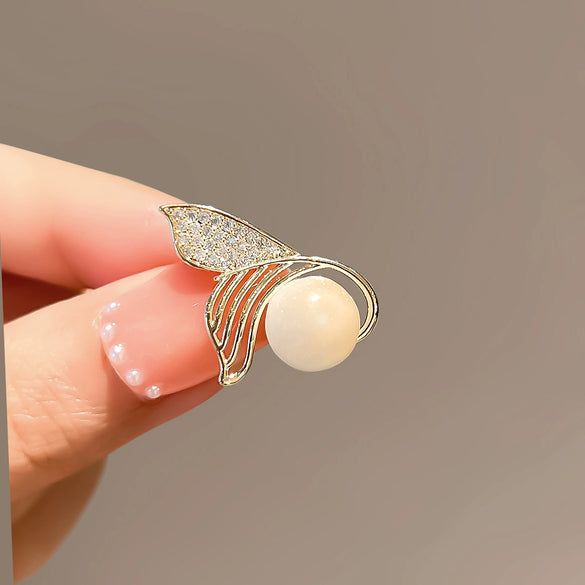 Alloy Fishtail Flower Pearl Brooch Electroplated Women's Decorative Jewelry