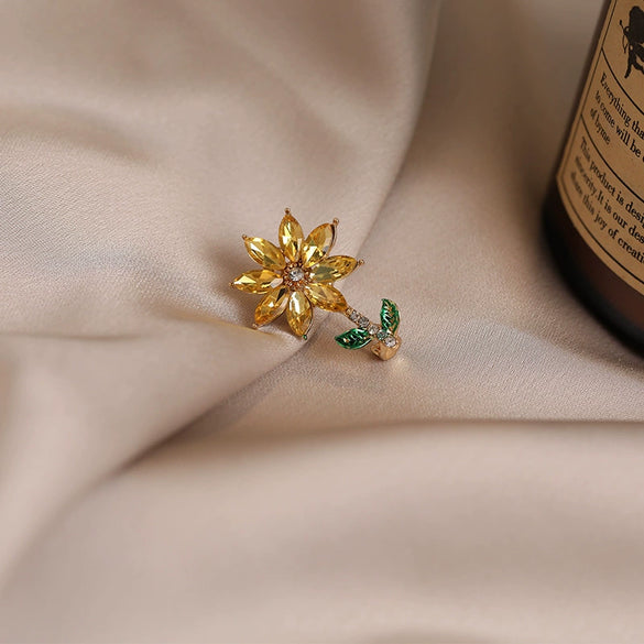 Alloy Flower Brooch Electroplated Minimalist Design