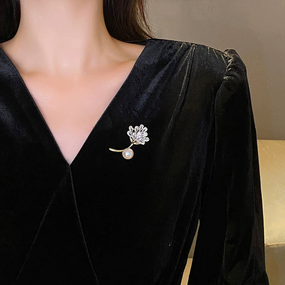 Alloy Flower Pearl Women's Brooch With Electroplating Design For Autumn And Winter Coat Accessories