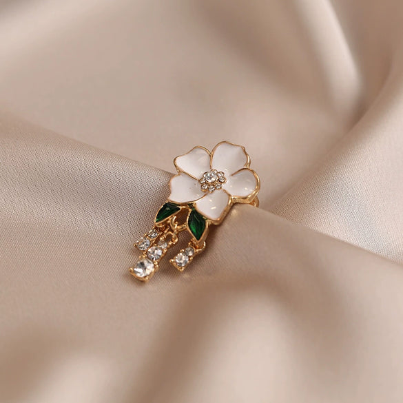 Alloy Flower Shape Electroplated Women's Minimalist Camellia Tassel Brooch Accessories
