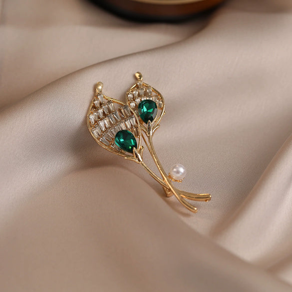 Alloy Flower Shaped Minimalist Women's Rhinestone Brooch With Electroplating