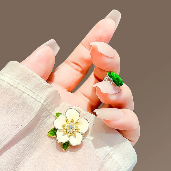 Alloy Gardenia Flower Brooch For Women With Electroplating Traceless Pins And Antirunning Buckle