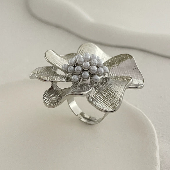 Alloy Geometric Hollow Women's Ring With Flower Pattern And Electroplating Treatment
