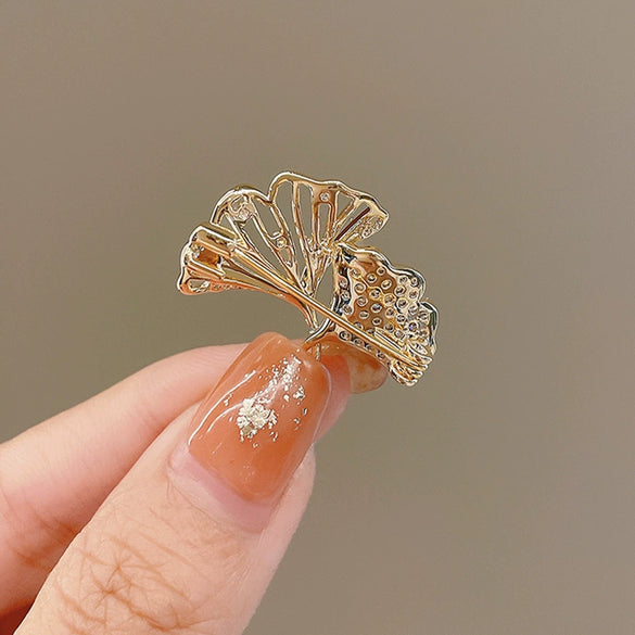 Alloy Ginkgo Leaf Brooch Electroplating Natural Style Ladies Accessories