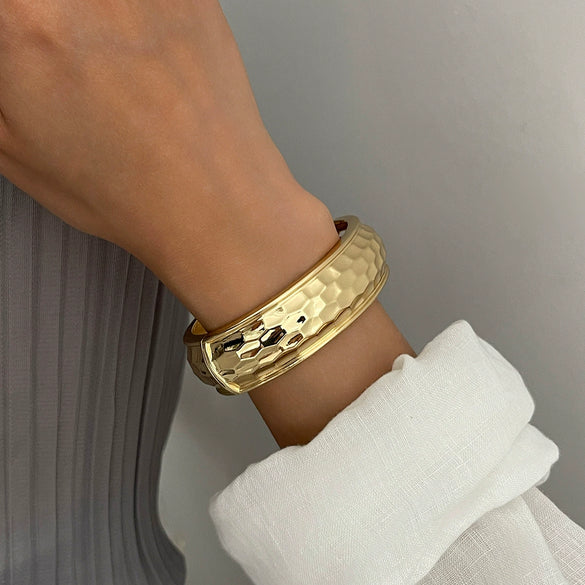 Alloy Honeycomb Hammer Pattern Bracelet With Electroplating Design