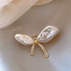 Alloy Irregular Pearl Bow Brooch With Leaf Pattern And Electroplating For Women