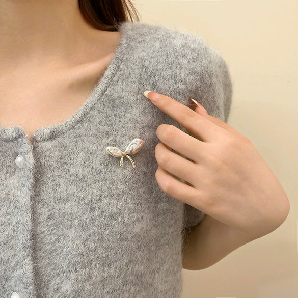 Alloy Irregular Pearl Bow Brooch With Leaf Pattern And Electroplating For Women