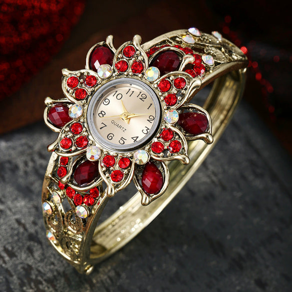Alloy Lace Quartz Women's Watch With Diamond Encrusted And Round Dial