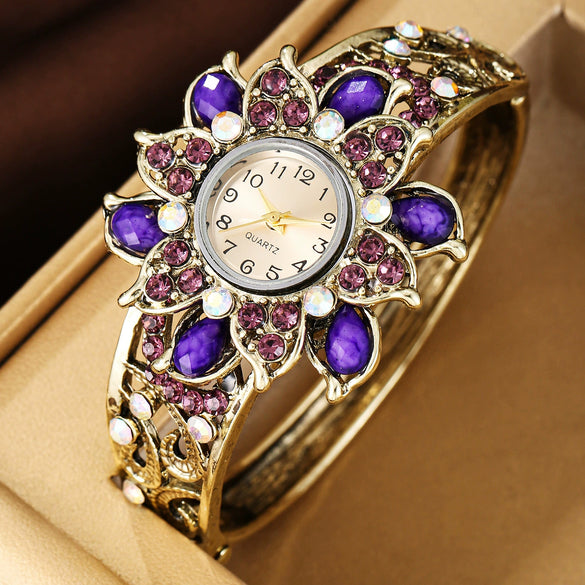 Alloy Lace Quartz Women's Watch With Diamond Encrusted And Round Dial