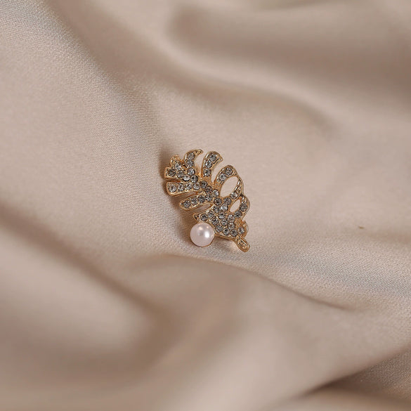 Alloy Leafshaped Antiexposure Brooch For Women Electroplated Minimalist Style With Flower Pattern
