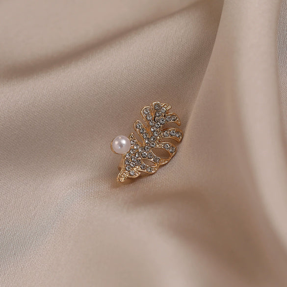 Alloy Leafshaped Antiexposure Brooch For Women Electroplated Minimalist Style With Flower Pattern