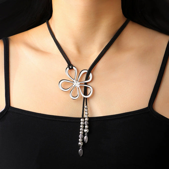 Alloy Leather Rope Fashion Clavicle Chain With Hollow Flower Design And Electroplating Treatment For Women