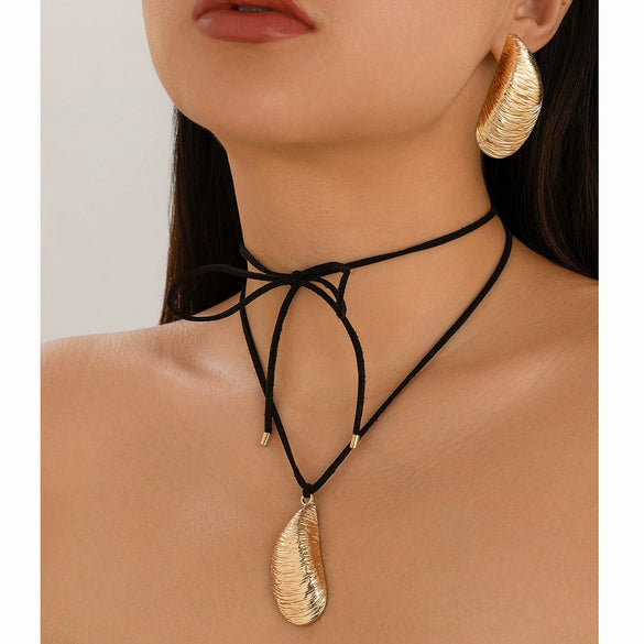 Alloy Metal Asymmetrical Geometric Water Drop Pendant Necklace With Electroplating And Flannel Chain
