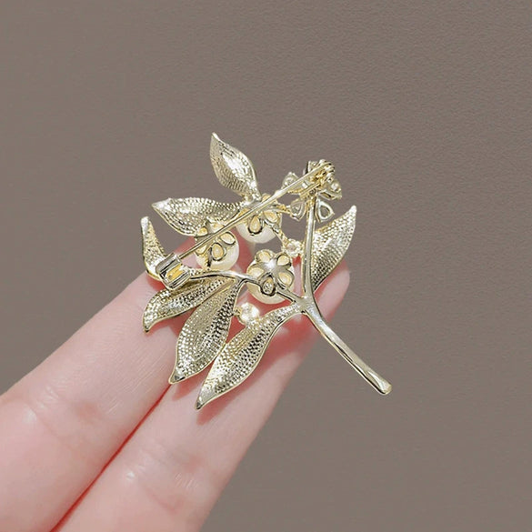 Alloy Metal Cat Flower Brooch For Women With Electroplating Design