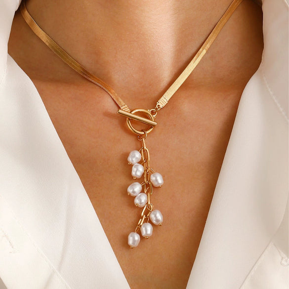 Alloy Pearl Butterfly Irregular Shaped Women's Necklace With Animal Zodiac Pattern And Electroplating Retro Baroque Style