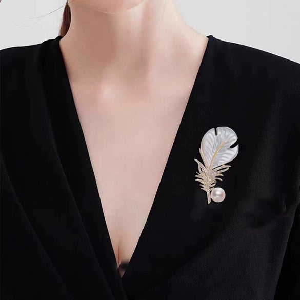 Alloy Pearl Feather Women's Brooch With Electroplating Treatment And Natural Style