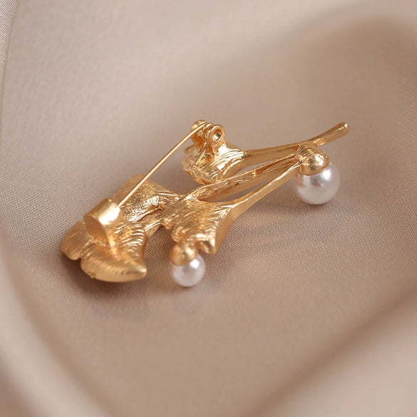 Alloy Pearl Women's Minimalist Flower Shaped Electroplated Ginkgo Leaf Antiexposure Coat Brooch