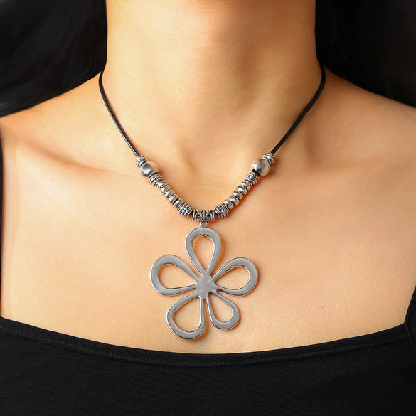 Alloy Retro Flower Pendant Necklace With Geometric Pattern And Electroplating Treatment Unisex