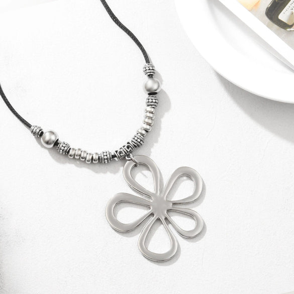 Alloy Retro Flower Pendant Necklace With Geometric Pattern And Electroplating Treatment Unisex