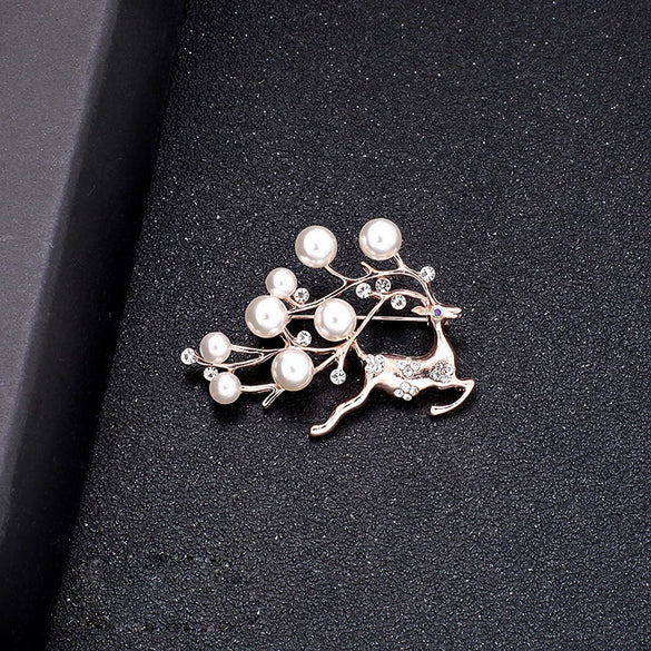 Alloy Rhinestone Pearl Women's Retro Antilight Sweater Pin Brooch With Flower Pattern And Electroplating Treatment