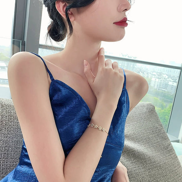 Alloy Star Pattern Flower Bracelet For Women With Electroplating Design