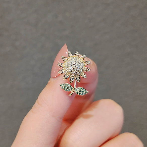Antiglare Alloy Women's Brooch With Flower Styling And Electroplating Process