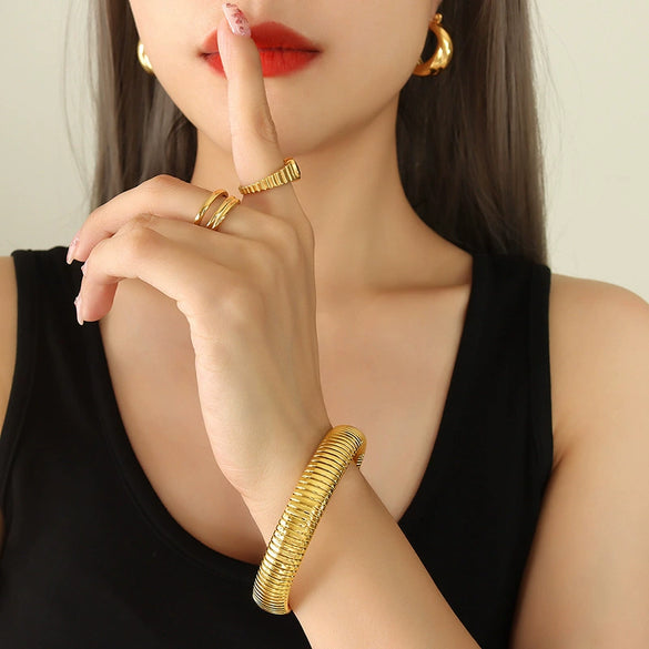Antique Style Wide And Narrow Elastic Female Bracelet In Titanium Steel With 18K Gold Plated Electroplating