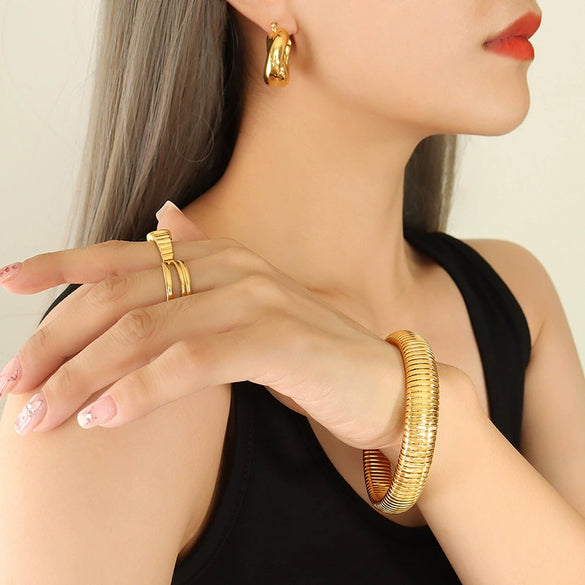 Antique Style Wide And Narrow Elastic Female Bracelet In Titanium Steel With 18K Gold Plated Electroplating