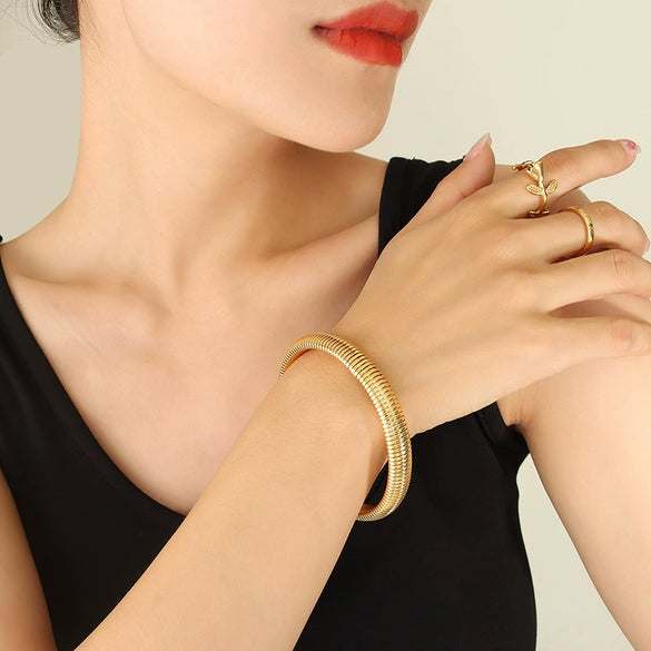 Antique Style Wide And Narrow Elastic Female Bracelet In Titanium Steel With 18K Gold Plated Electroplating