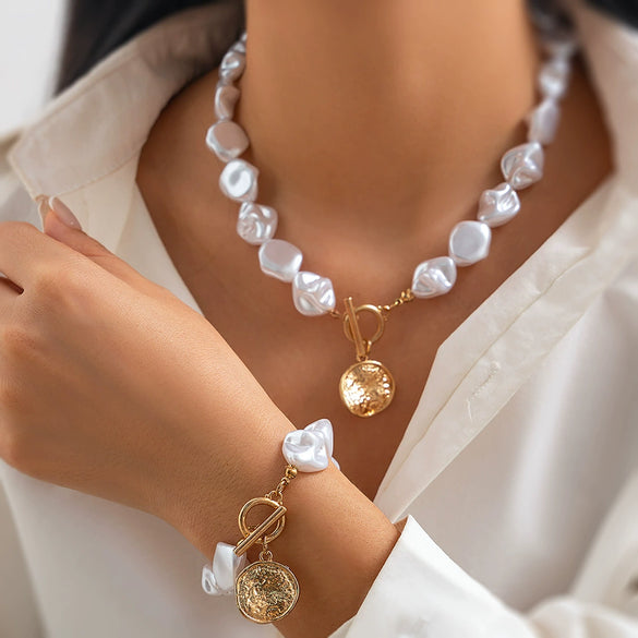 Baroque Imitation Pearl Beaded Clavicle Necklace Women's Retro French Alloy Geometric Electroplated Pendant Necklace